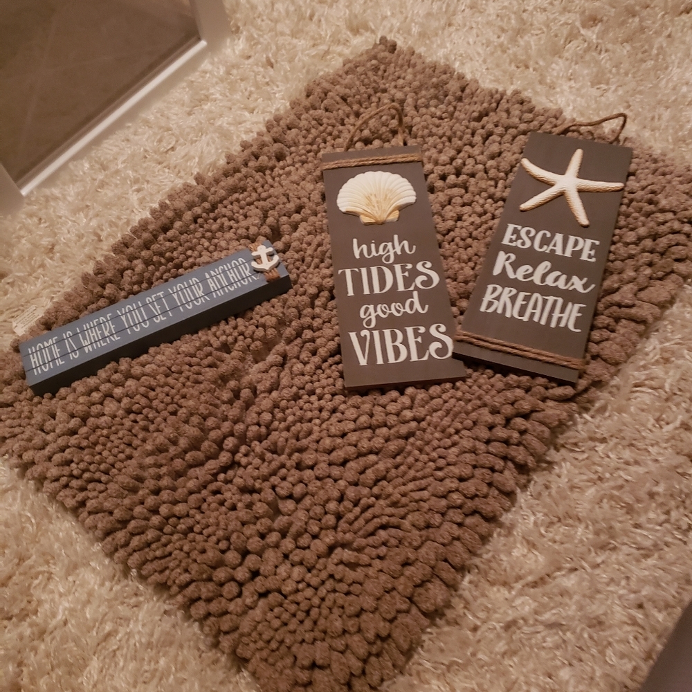 Bath rug and pictures